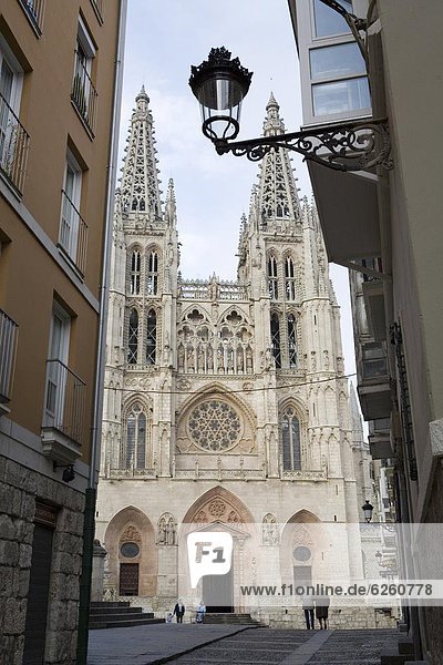 West front of Burgos cathedral  UNESCO World Heritage Site  seen from a 0rrow side street  Burgos  Castilla y Leon  Spain  Europe