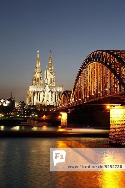 Europa  über  Brücke  Fluss  Kathedrale  UNESCO-Welterbe  Köln  Deutschland