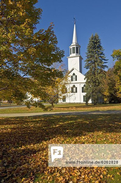 Vereinigte Staaten von Amerika USA Farbaufnahme Farbe Filmklappe weiß Kirche Herbst Nordamerika Neuengland Holz Vermont