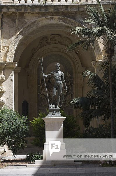 Valletta Hauptstadt Europa Ehrfurcht Palast Schloß Schlösser Statue Wassermann - Sternzeichen Innenhof Hof Malta