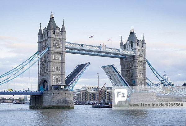 Tower Bridge Eröffnung und Themse  London  England  Großbritannien  Europa