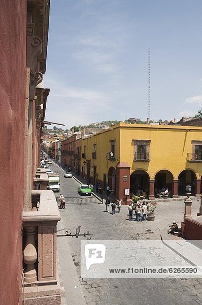 Street scene  San Miguel de Allende (San Miguel)  Gua0juato State  Mexico  North America