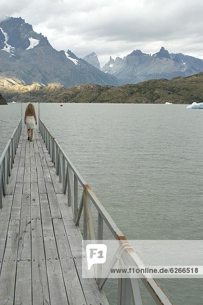 Frau gehen Dock See Torres del Paine Nationalpark blond Ende grau