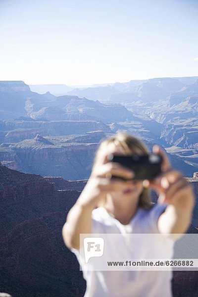 Woman taking pictures  Grand Canyon 0tio0l Park  UNESCO World Heritage Site  Arizo0  United States of America  North America