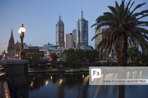 Großstadt  Fluss  St. Pauls Cathedral  Pazifischer Ozean  Pazifik  Stiller Ozean  Großer Ozean  Victoria  Australien  Abenddämmerung  Melbourne