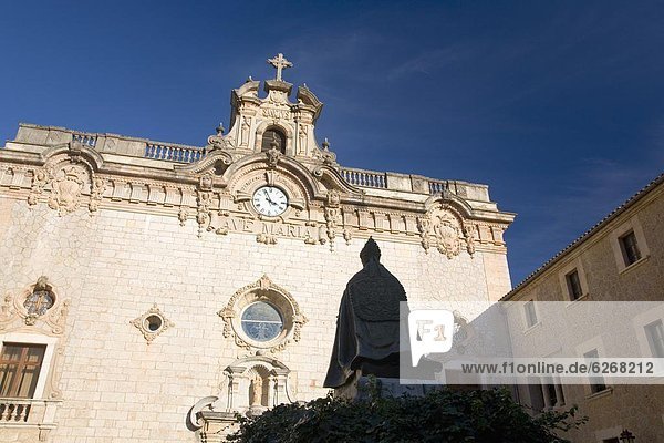 Europa  Mallorca  Mittelpunkt  Balearen  Balearische Inseln  Innenhof  Hof  Kloster  Spanien