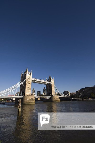 Tower Bridge und City of London jenseits von London  England