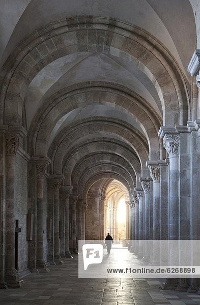 Frankreich  Europa  gehen  Reise  Geistlicher  Gang  UNESCO-Welterbe  Burgund  Kirchenschiff