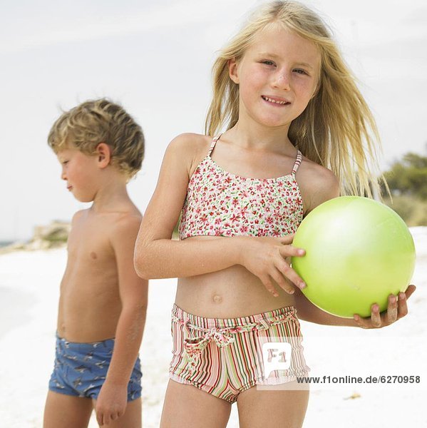 Strand  Junge - Person  Ball Spielzeug  Mädchen  spielen