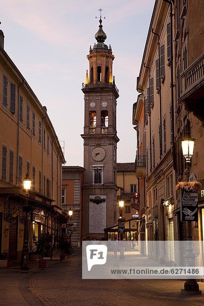Städtisches Motiv  Städtische Motive  Straßenszene  Straßenszene  Europa  Kirche  Emilia-Romangna  Abenddämmerung  Italien  Parma