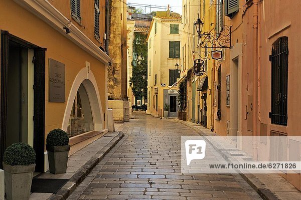 Narrow back street  St. Tropez  Var  Provence  Cote d'Azur  France  Europe