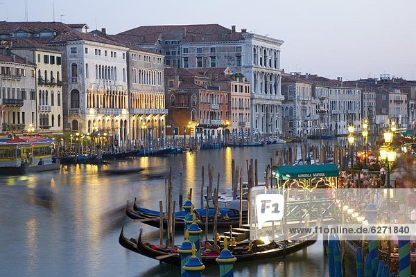 Europa  Ehrfurcht  Ansicht  vorwärts  Rialtobrücke  UNESCO-Welterbe  Venetien  Abenddämmerung  Italien  San Polo  Venedig