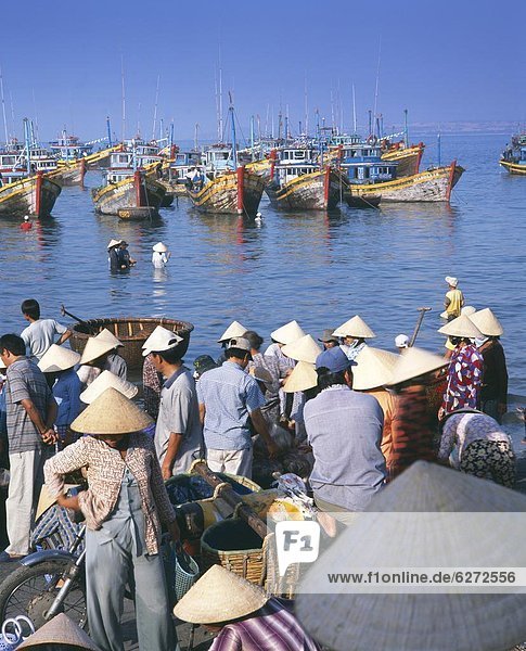 Mensch  Menschen  fangen  Morgen  Boot  Dorf  sammeln  angeln  Südostasien  schnell reagieren  Asien  Mui Ne