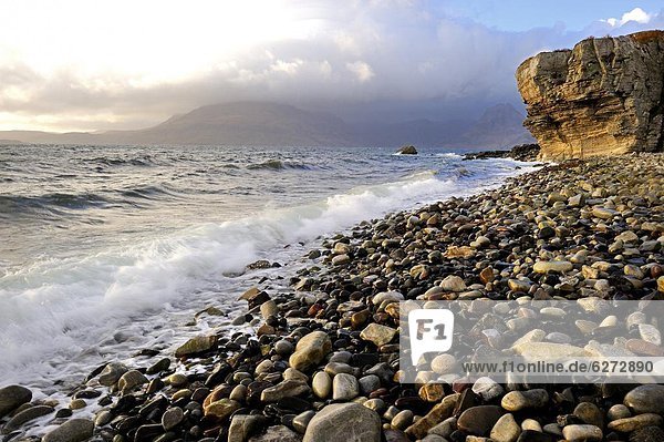 Europa  Felsen  Großbritannien  zerbrechen brechen  bricht  brechend  zerbrechend  zerbricht  Ufer  Elgol  Isle of Skye  Schottland