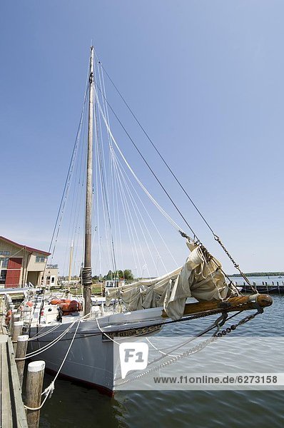 Restaurierten historischen Skipjack-Segelboot  Chesapeake Bay Maritime Museum  St. Michaels  Talbot County  Miles River  Chesapeake Bay Area  Maryland  USA  Nordamerika