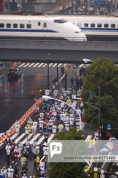Marathonlauf  Marathon  Marathons  Wettbewerb  Tokyo  Hauptstadt  Läufer  Ansicht  Erhöhte Ansicht  Aufsicht  heben  Asien  Ginza  Honshu  Japan