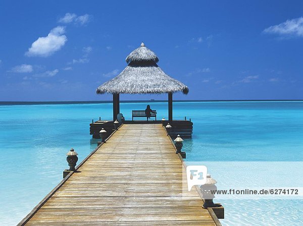 sitzend  Frau  Sitzbank  Bank  Steg  jung  Malediven  Asien  Ende  Indischer Ozean  Indik