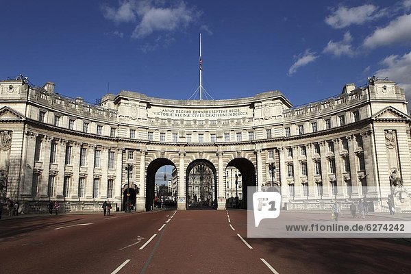 Admiralty Arch auf der Mall entworfen von Sir Aston Webb fertiggestellt 1912 in Westminster London England Großbritannien Europa