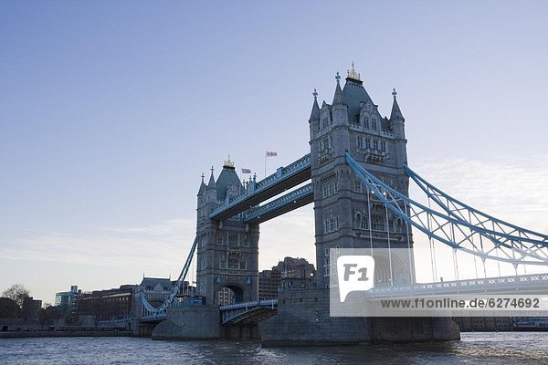 Tower Bridge in der Stadt London  London  England  Großbritannien  Europa