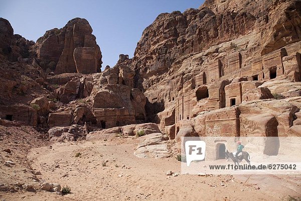 frontal Wohnhaus Höhle Naher Osten UNESCO-Welterbe Petra