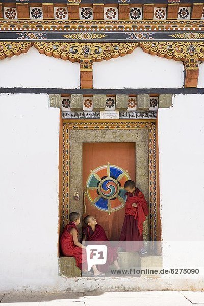 Buddhistische Mönche  Paro Dzong  Paro  Bhutan  Asien