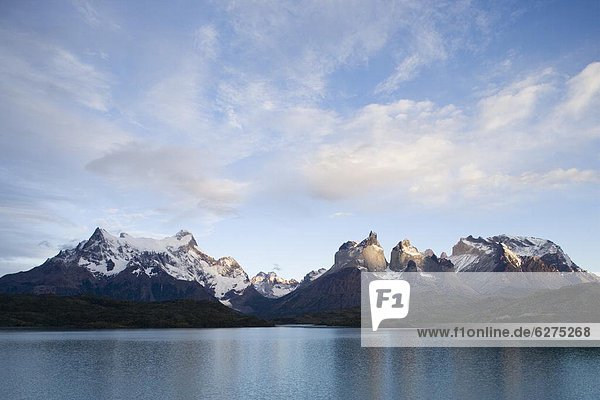 groß  großes  großer  große  großen  Lake Pehoe  See  Torres del Paine Nationalpark  Chile  links  Patagonien  Südamerika