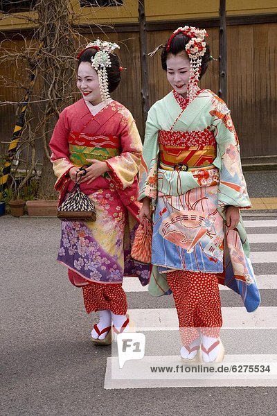 gehen Straße groß großes großer große großen Kleidung Lehrling Holzschuh Ortsteil Geisha japanisch Kimono
