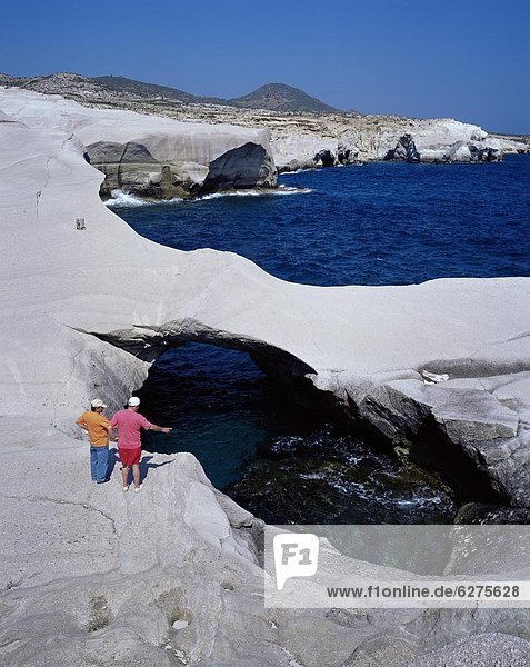 Felsbrocken Europa sehen Tourist Anordnung Vulkan Kykladen Griechenland Griechische Inseln