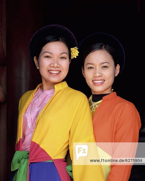 Frau sehen lächeln Blick in die Kamera 2 Südostasien Kleid