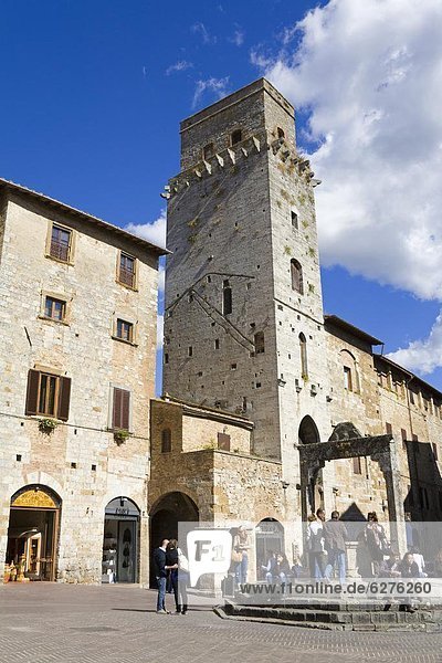 Piazza in San Gimignano  UNESCO World Heritage Site  Tuscany  Italy  Europe
