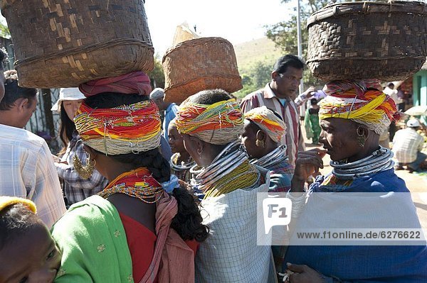Tradition  Korb  Halskette  Kette  Kappe  Kleidung  Perlenschnur  Woche  Volksstamm  Stamm  Asien  Indien  Markt  Metall  Orissa