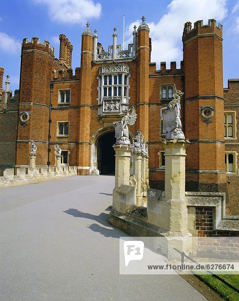 Die Königin ist auf der Brücke  die zum Hampton Court Palace führt  Hampton Court  London  England  UK