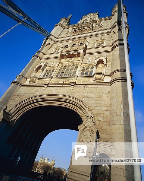 Tower Bridge mit dem Tower of London durch den Bogen  London  England  Großbritannien  Europa zu sehen