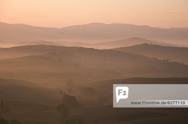 Europa  über  Hügel  Dunst  Morgendämmerung  Ansicht  UNESCO-Welterbe  Italien  Toskana