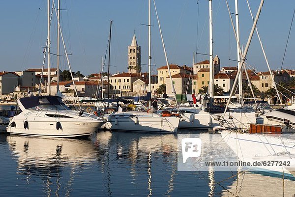 über Stadt Jachthafen Ansicht Adriatisches Meer Adria alt