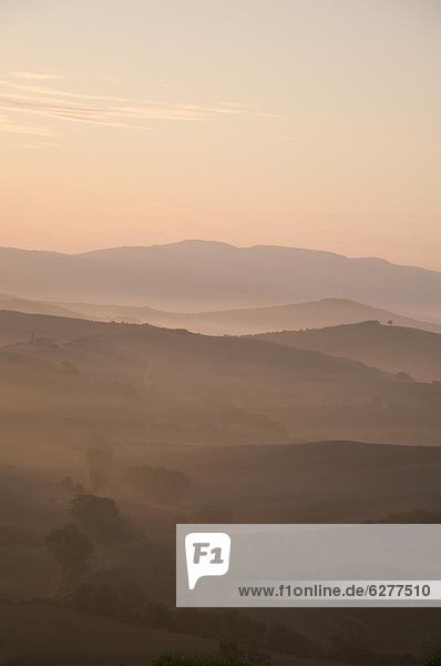 Europa  über  Hügel  Dunst  Morgendämmerung  Ansicht  UNESCO-Welterbe  Italien  Toskana