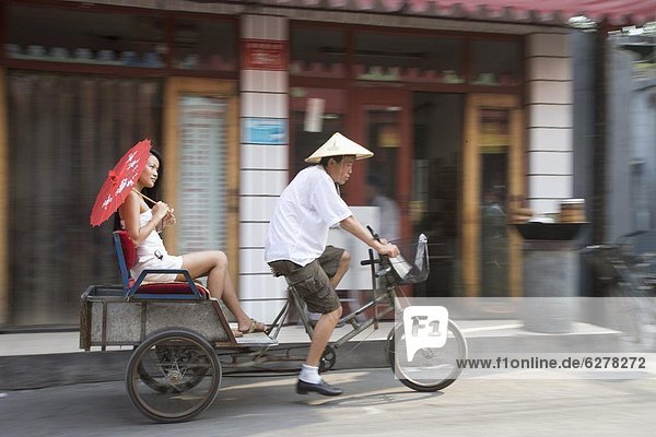 Frau  fahren  chinesisch  Peking  Hauptstadt  China  Asien  Rikscha  thailändisch