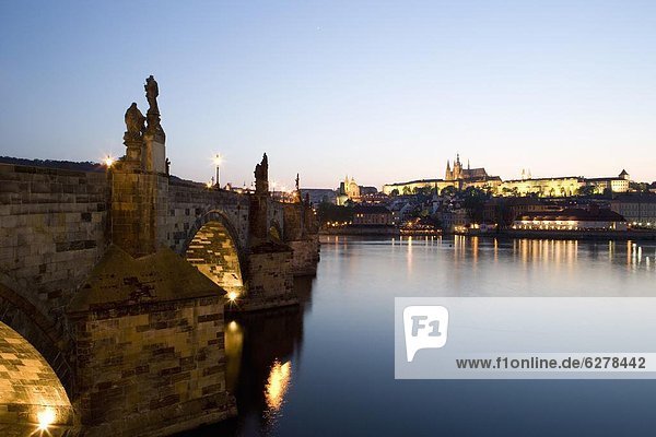Prag  Hauptstadt  Europa  Fluss  Tschechische Republik  Tschechien  Moldau  Abenddämmerung  UNESCO-Welterbe  Karlsbrücke