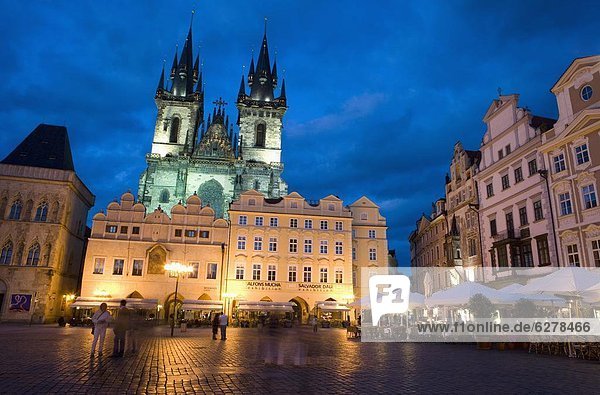 Old Town Square in the evening  with the Church of Our Lady before Tyn in the background  Old Town  Prague  Czech Republic  Europe