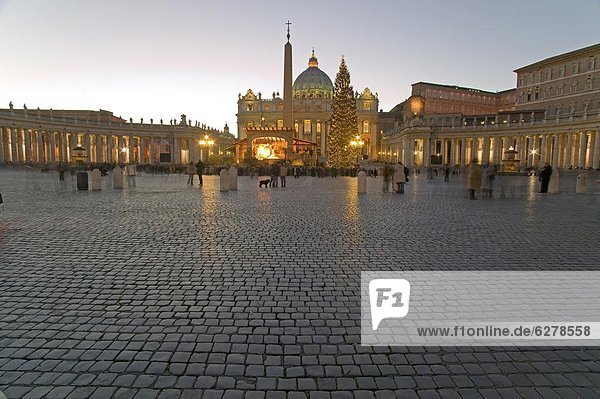 St .Peter's Square at Christmas time  Vatican  Rome  Lazio  Italy  Europe