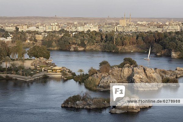 Blick auf den Fluss Nil in der südlichen Stadt von Aswan  Ägypten  Nordafrika  Afrika