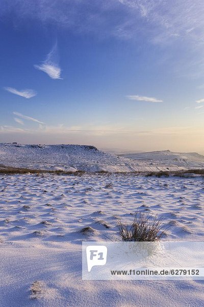 Europa  Großbritannien  spät  Sonnenlicht  Derbyshire  England  Hathersage  Moor  Schnee
