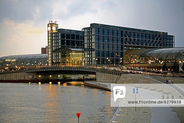 Hauptbahnhof (central station) at dawn and River Spree  Berlin  Germany  Europe