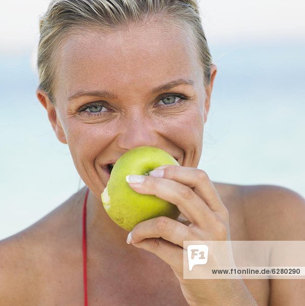 Frau  Strand  Bikini  halten  Apfel