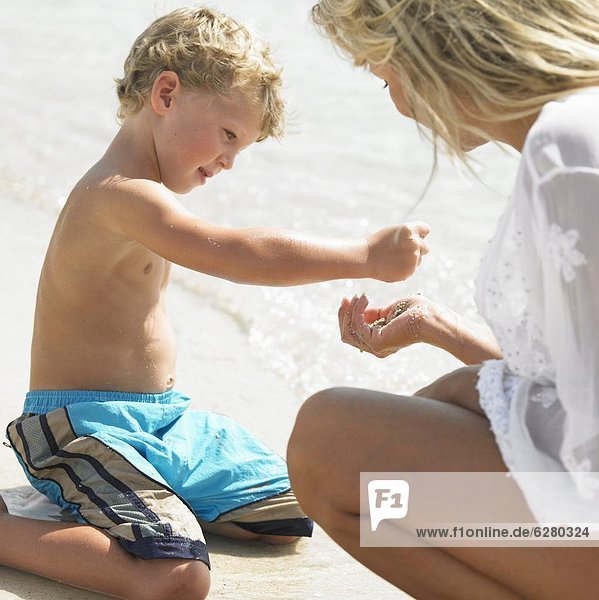 Strand  Sohn  Sand  Mutter - Mensch  spielen