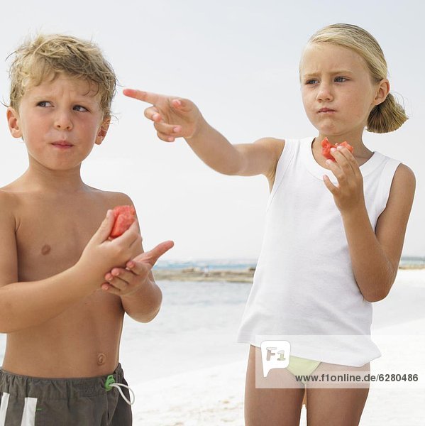 Strand  Junge - Person  Wassermelone  essen  essend  isst  Mädchen