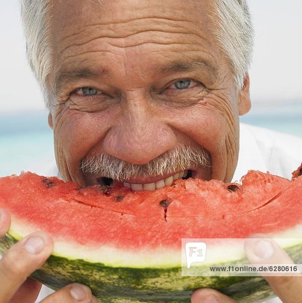 Senior,  Senioren , Wasser , Mann , Strand , Melone , essen,  essend,  isst