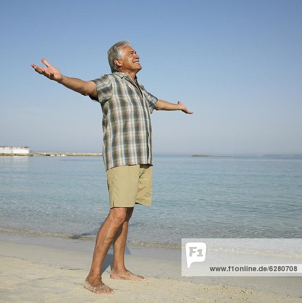 Senior  Senioren  Mann  Fröhlichkeit  Strand  heben