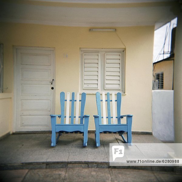 Wand Stuhl gelb weiß blau Westindische Inseln Mittelamerika Viñales Kuba