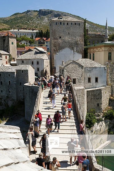 Europa  Tourist  Brücke  UNESCO-Welterbe  Bosnien-Herzegowina  Mostar  alt
